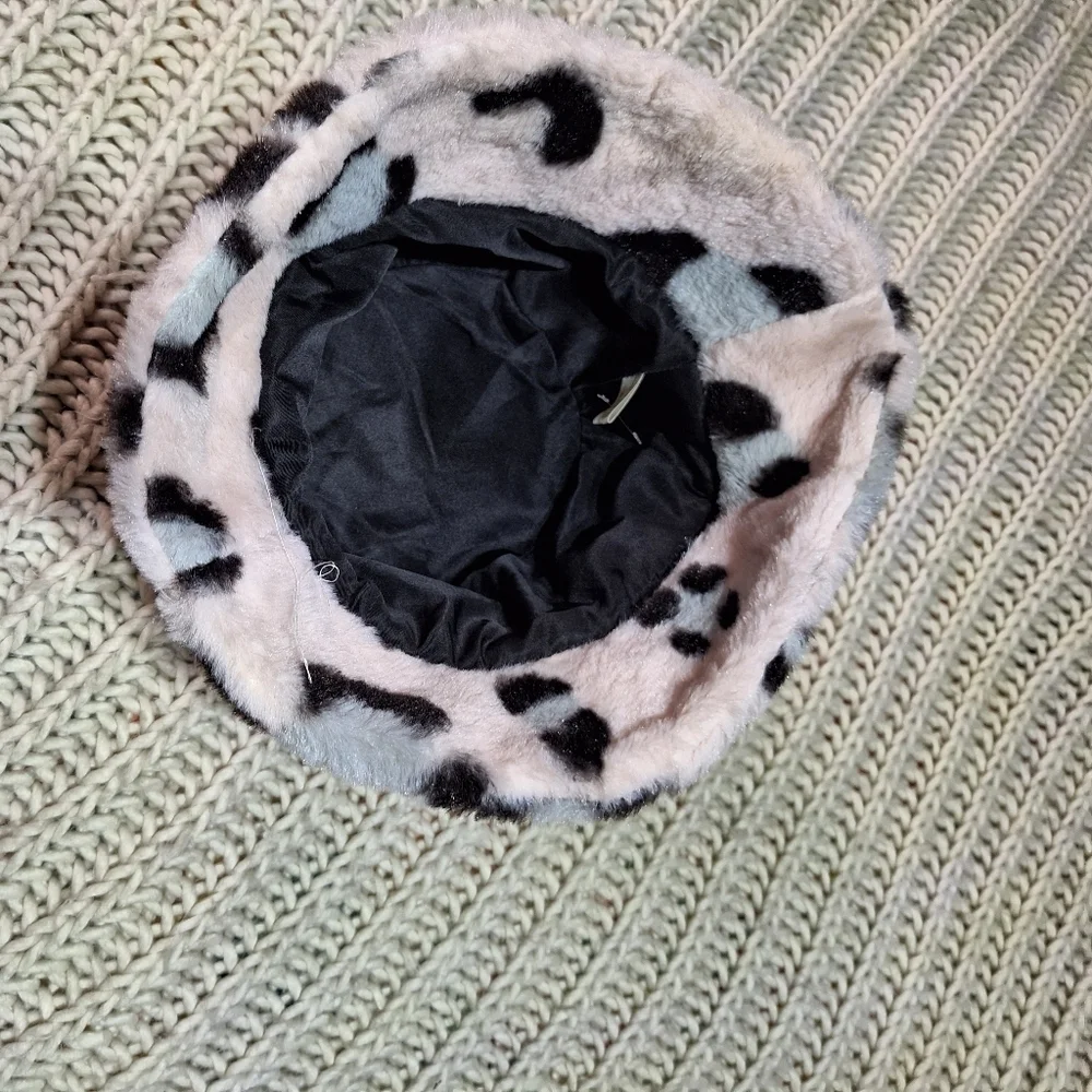 An unbranded pink leopard print fur bucket hat. OSFM.